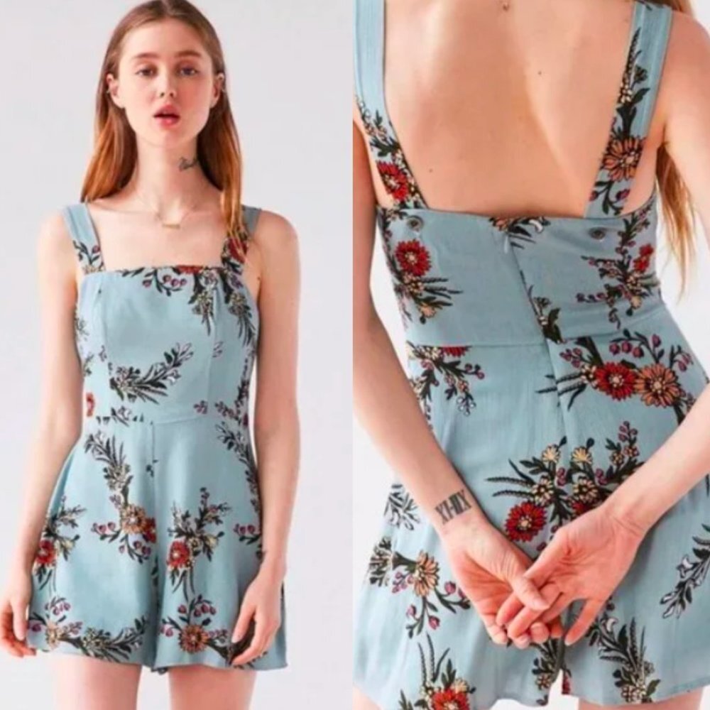 ⭐️ NEW URBAN OUTFITTERS Blue Floral Romper Square Size 2